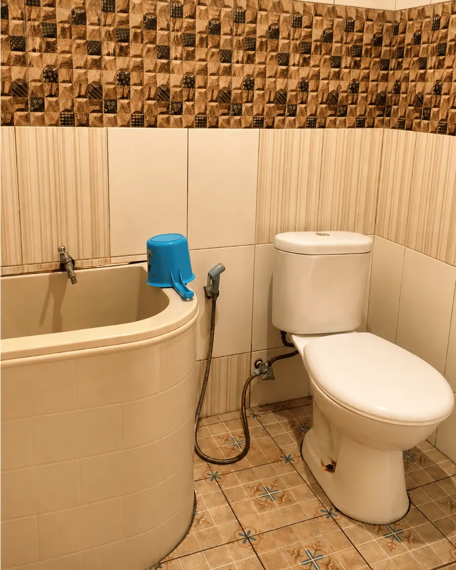 Kamar mandi Kamar Standar dengan bak dan kloset duduk
