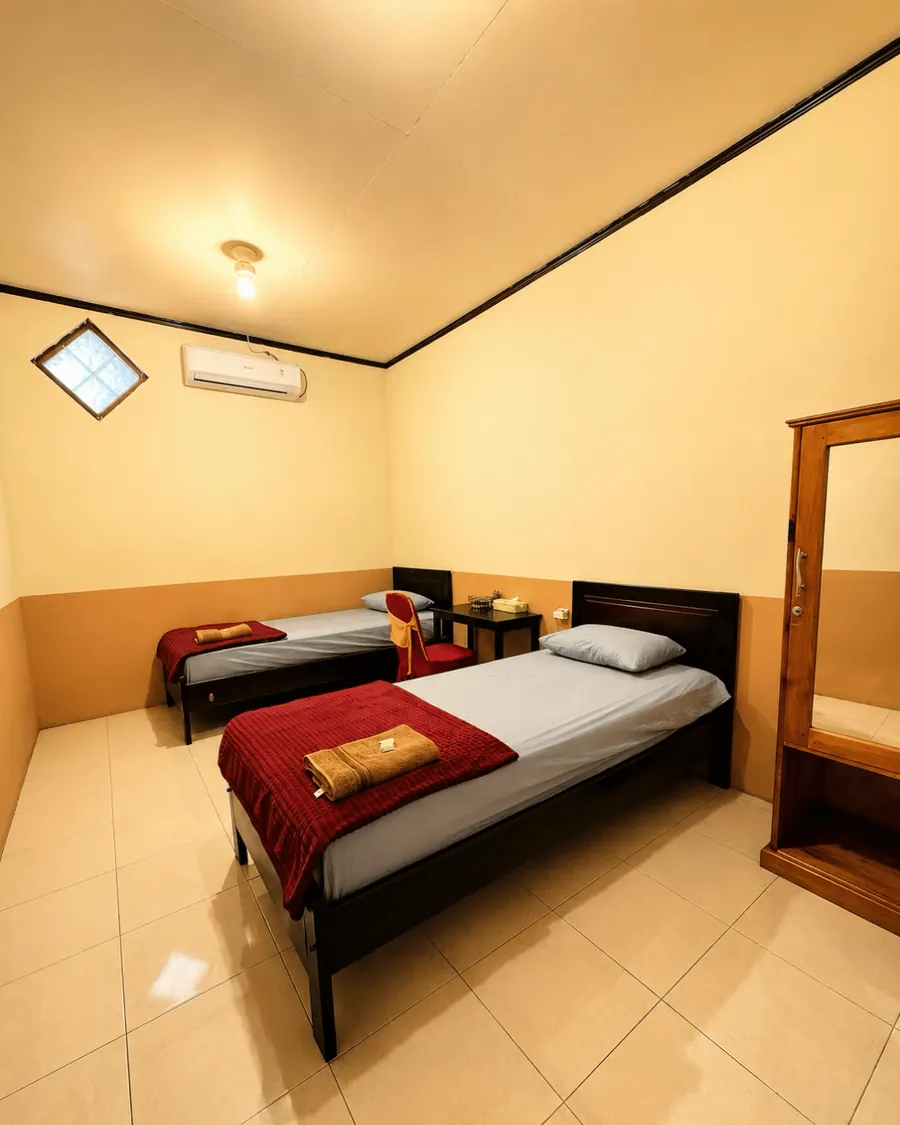 Kamar Standar dengan dua tempat tidur terpisah dan pendingin ruangan