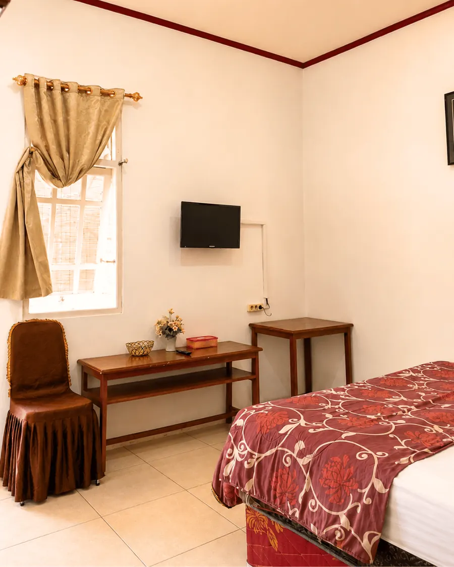 Sudut Kamar VIP dengan jendela, TV, dan meja rias