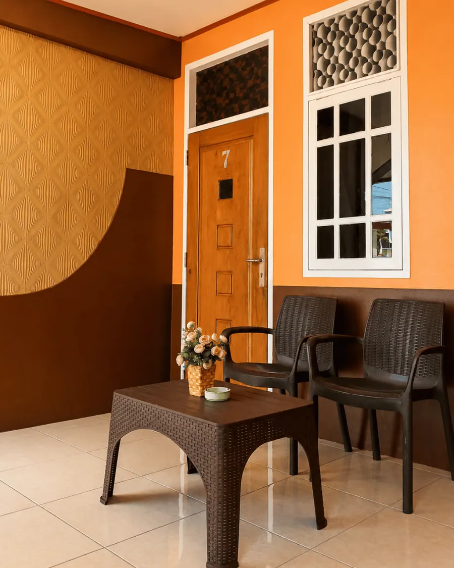 Teras di depan Kamar VIP dengan meja dan dua kursi