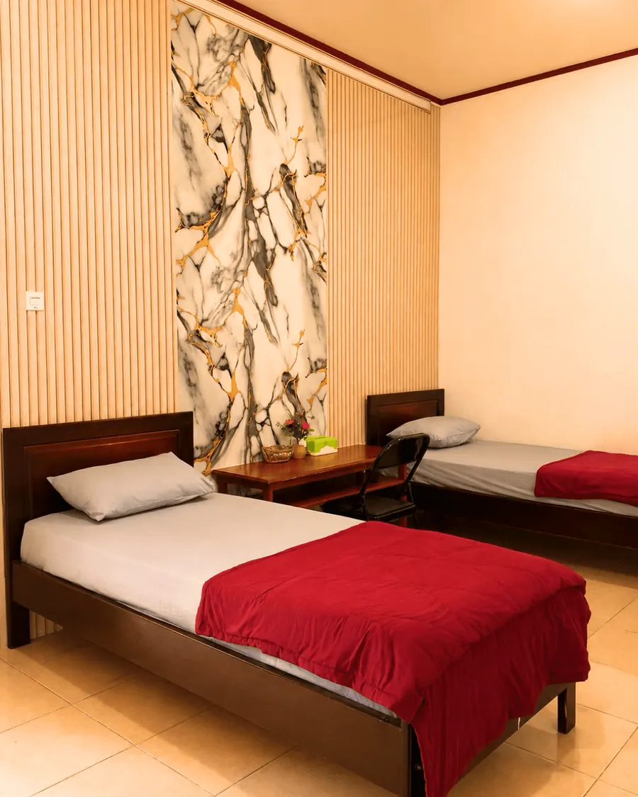 Kamar VIP dengan dua tempat tidur terpisah dan meja kerja